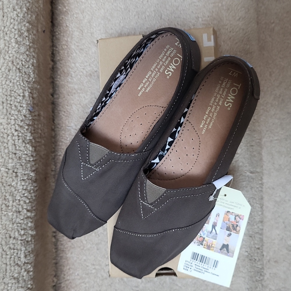 NWT! OLIVE CLASSIC TOMS! SIZE 7!